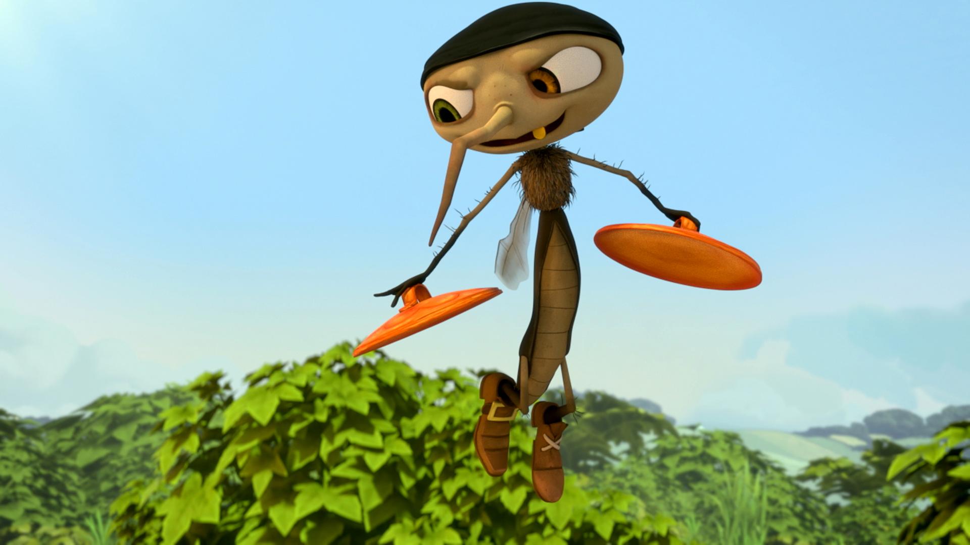 Micki Mücke hält zwei Topfdeckel in den Händen.