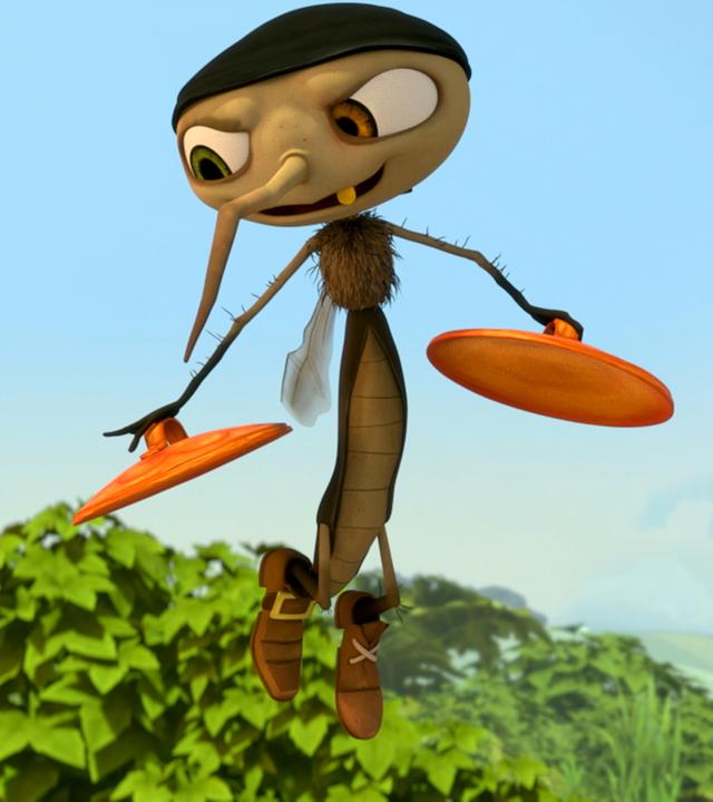 Micki Mücke hält zwei Topfdeckel in den Händen.