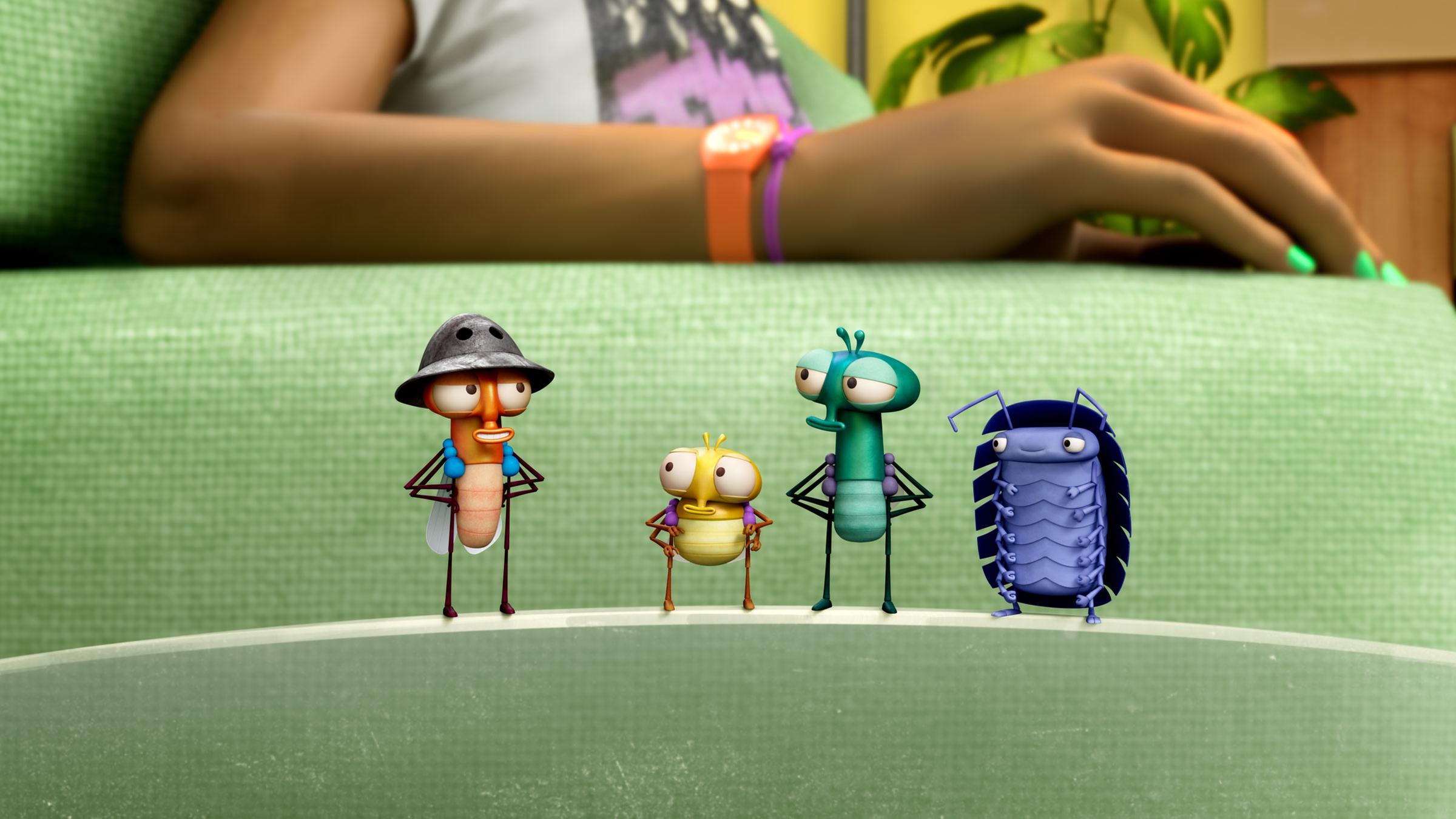 Auf dem Rand eines Trinkglases stehen Cary, PB, Floyd und Abakus. Hinter ihnen ist die Sessellehne, auf der Gigantos Arm liegt. Giganto sitzt auf dem Sessel.