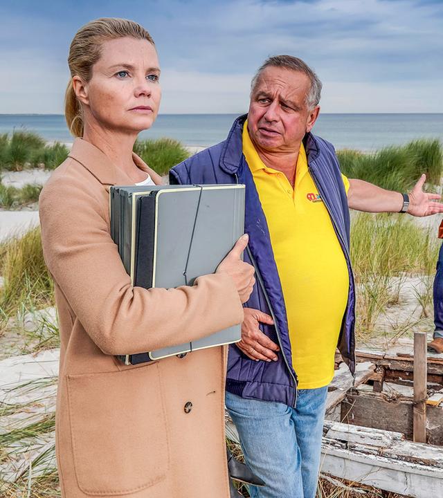 "Ella Schön - Die nackte Wahrheit": Ella steht im Bildvordergrund mit ihrem Klienten Holger Packebusch (Hilmar Eichhorn). Hinten unterhalten sich seine Söhne Maik (Stefan Rudolf) und Kurt (Christoph Letkowski).