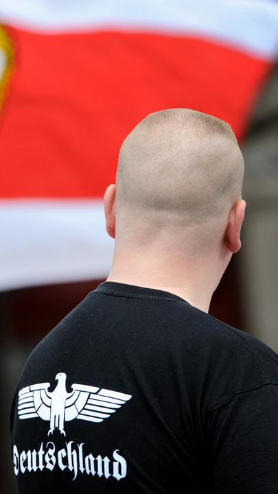 "Die neuen Nazis (1): Vor der Wende": Ein Unterstützer der NPD steht am 17.06.2012 mit einem Shirt mit der Aufschrift "Deutschland" bei einer NPD-Kundgebung am Strausberger Platz in Berlin.