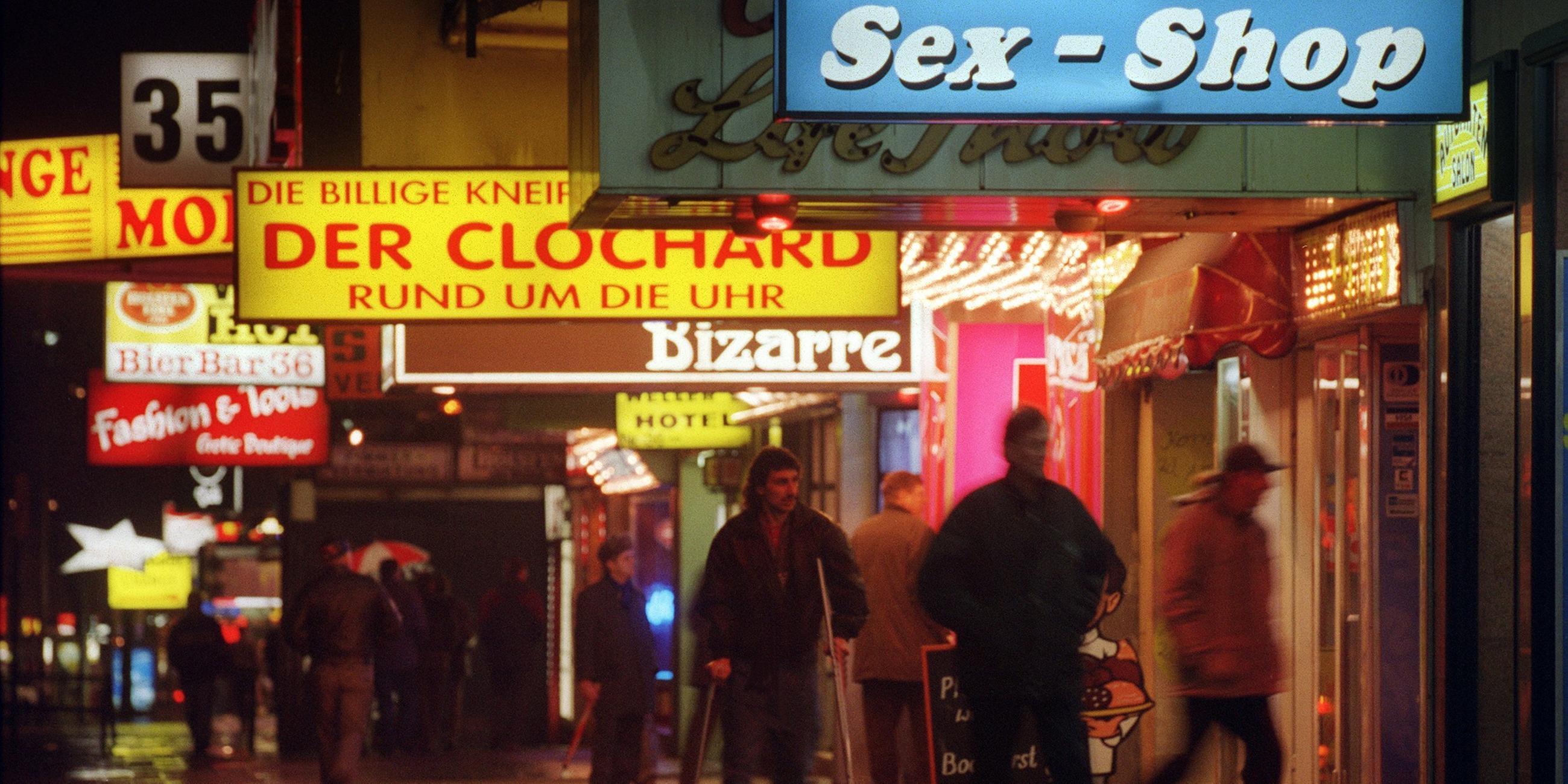Die Reeperbahn in Hamburg-St. Pauli in der nächtlichen Aufnahme vom 27.01.1997.