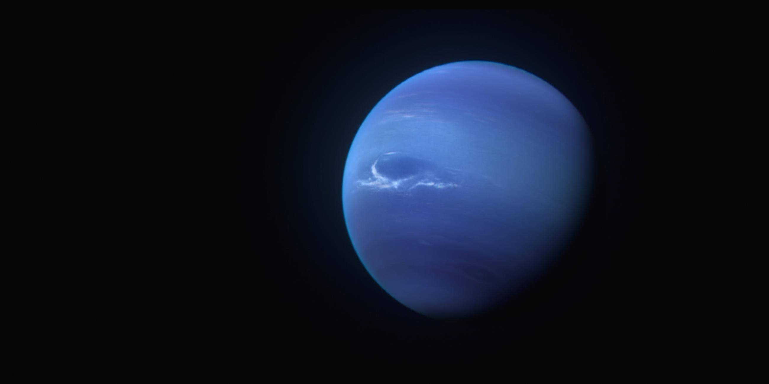 "Die Planeten: Eiswelten": Computeranimation: Blick auf den Neptun vom Weltall aus.