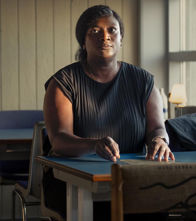 "Die Polizistin und die Sprache des Todes": Pieper Olsen (Artjom Gilz) und Gloria Acheampong (Thelma Buabeng) stehen neben einem Polizeiwagen und geben sich die Hand.