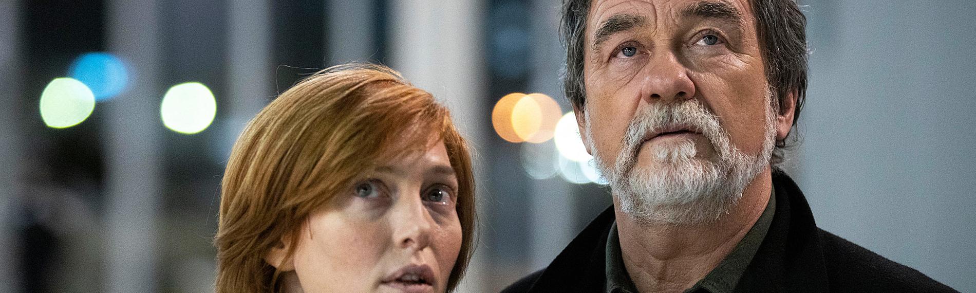 Camille Delaunay (Erika Sainte) und Pierre Niémans (Olivier Marchal) stehen nebeneinander und sehen nach oben.