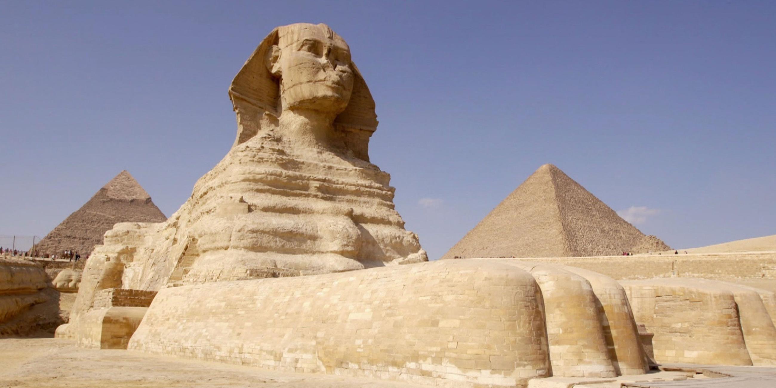 "Die Pyramiden: Gizeh - Die letzten Geheimnisse": Die Sphinx thront im Vordergrund der Pyramiden.