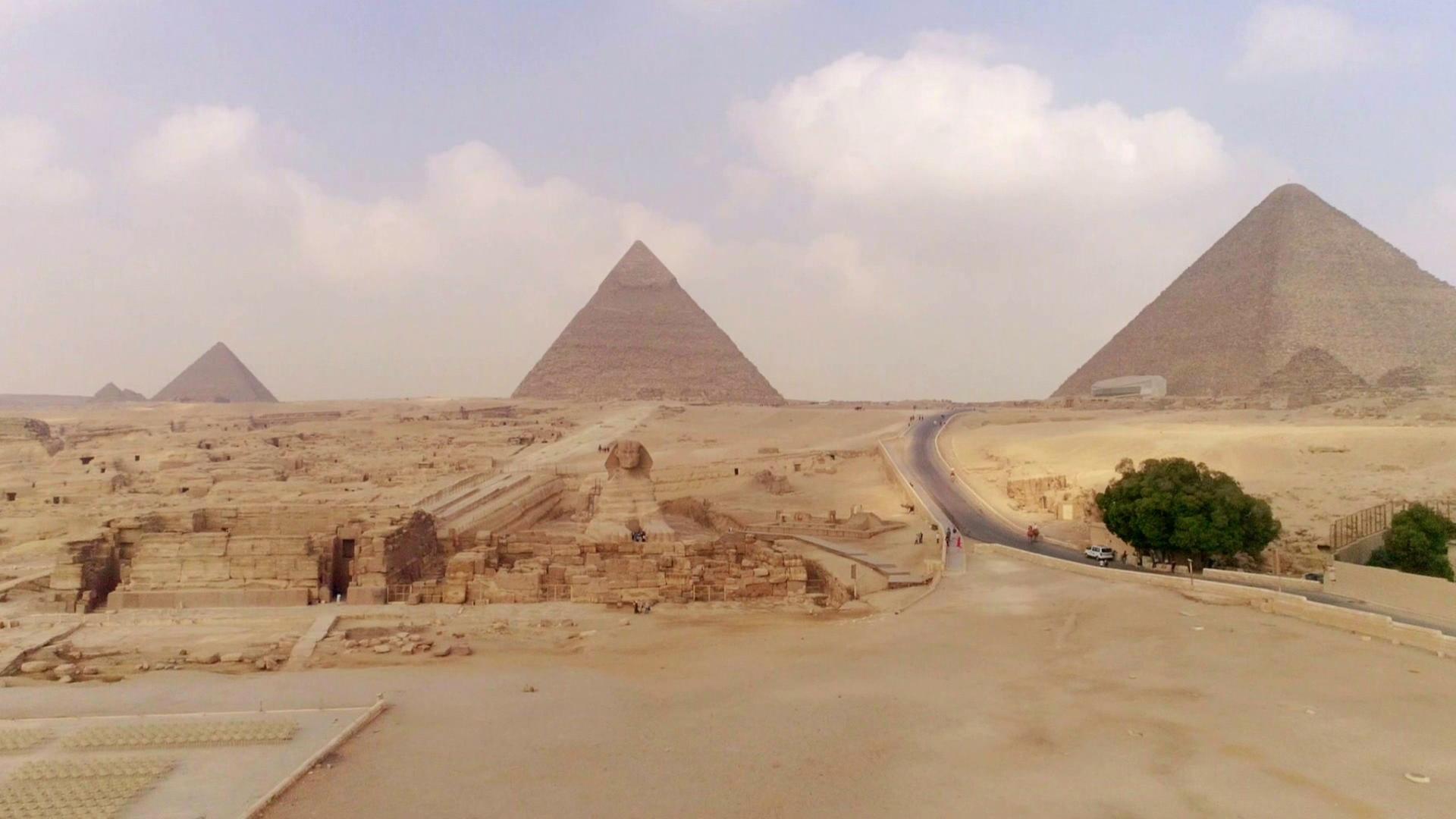 "Die Pyramiden: Sakkara - Das erste Monument": Blick auf die Pyramiden von Gizeh.
