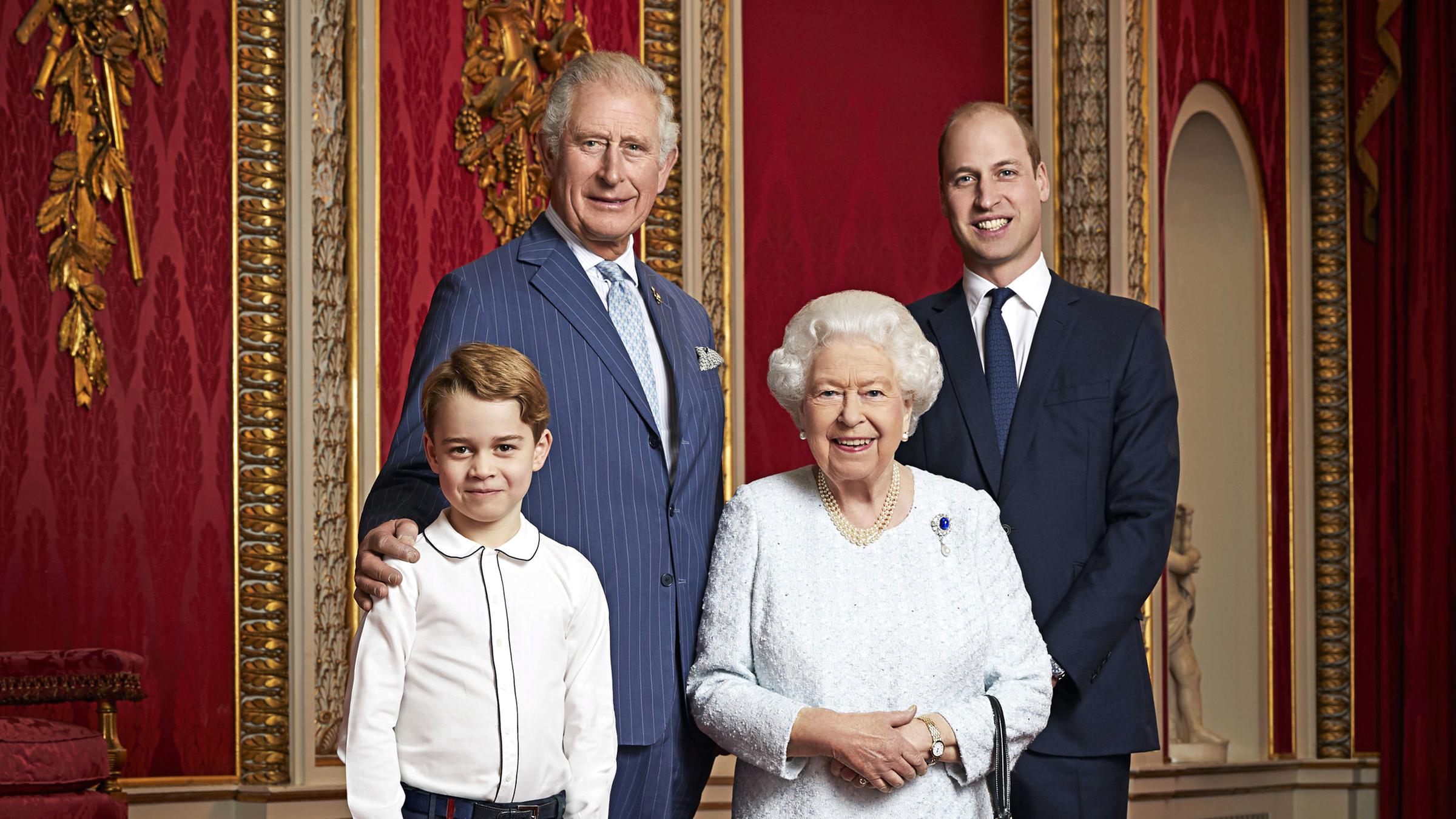 Queen Elizabeth II, Prinz Charles, Prinz William und sein Sohn George