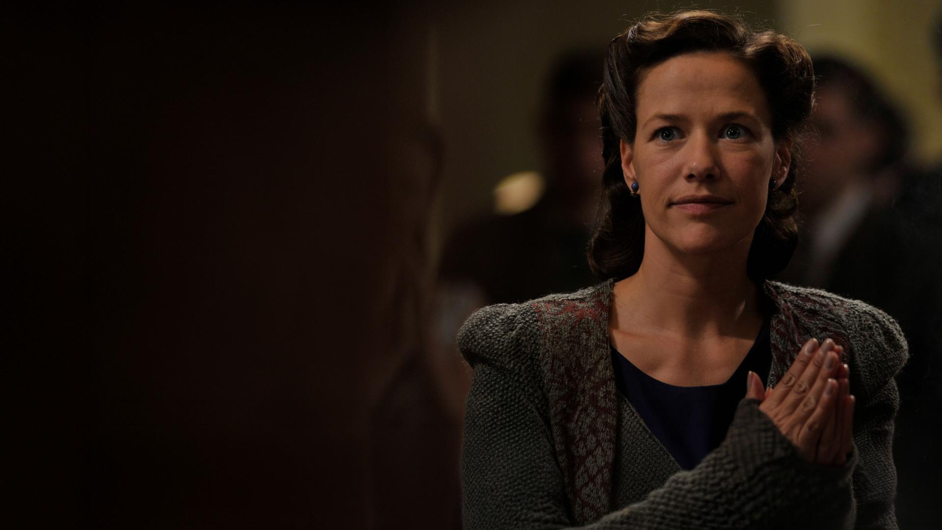 "Die Rebellin (1/3)": Lena (Alexandra Neldel) verfolgt den ersten Auftritt ihrer Schwester Betty.