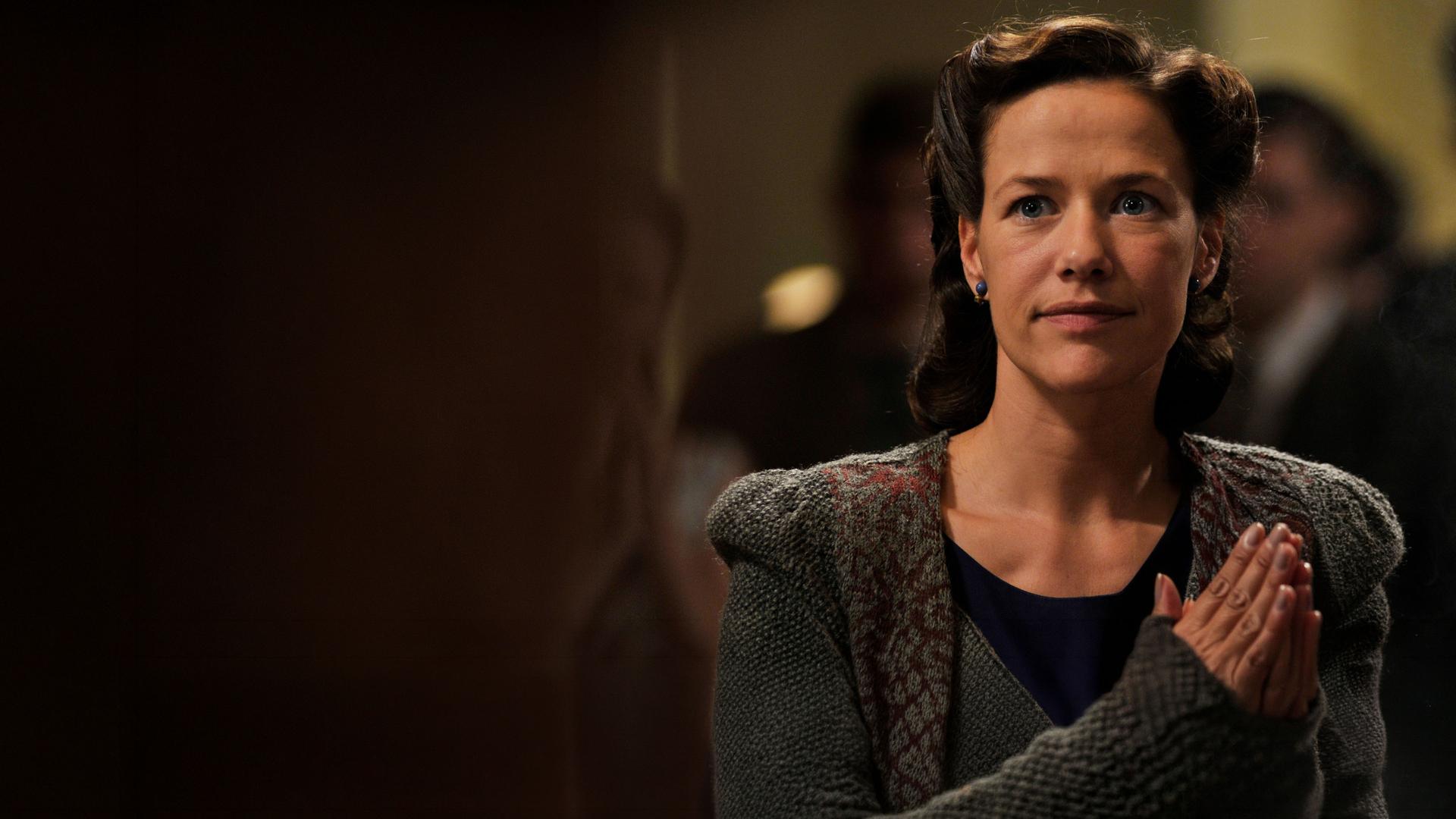 "Die Rebellin (1/3)": Lena (Alexandra Neldel) verfolgt den ersten Auftritt ihrer Schwester Betty.