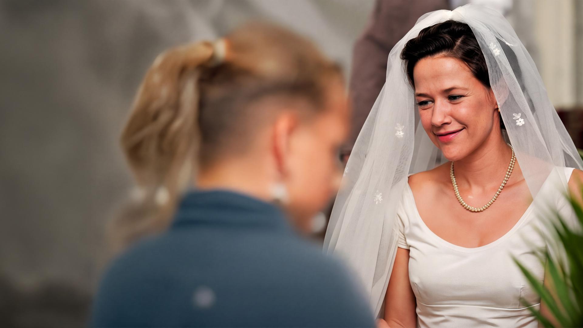 "Die Rebellin (2/3)": Die frisch vermählte Lena (Alexandra Neldel) ist glücklich.