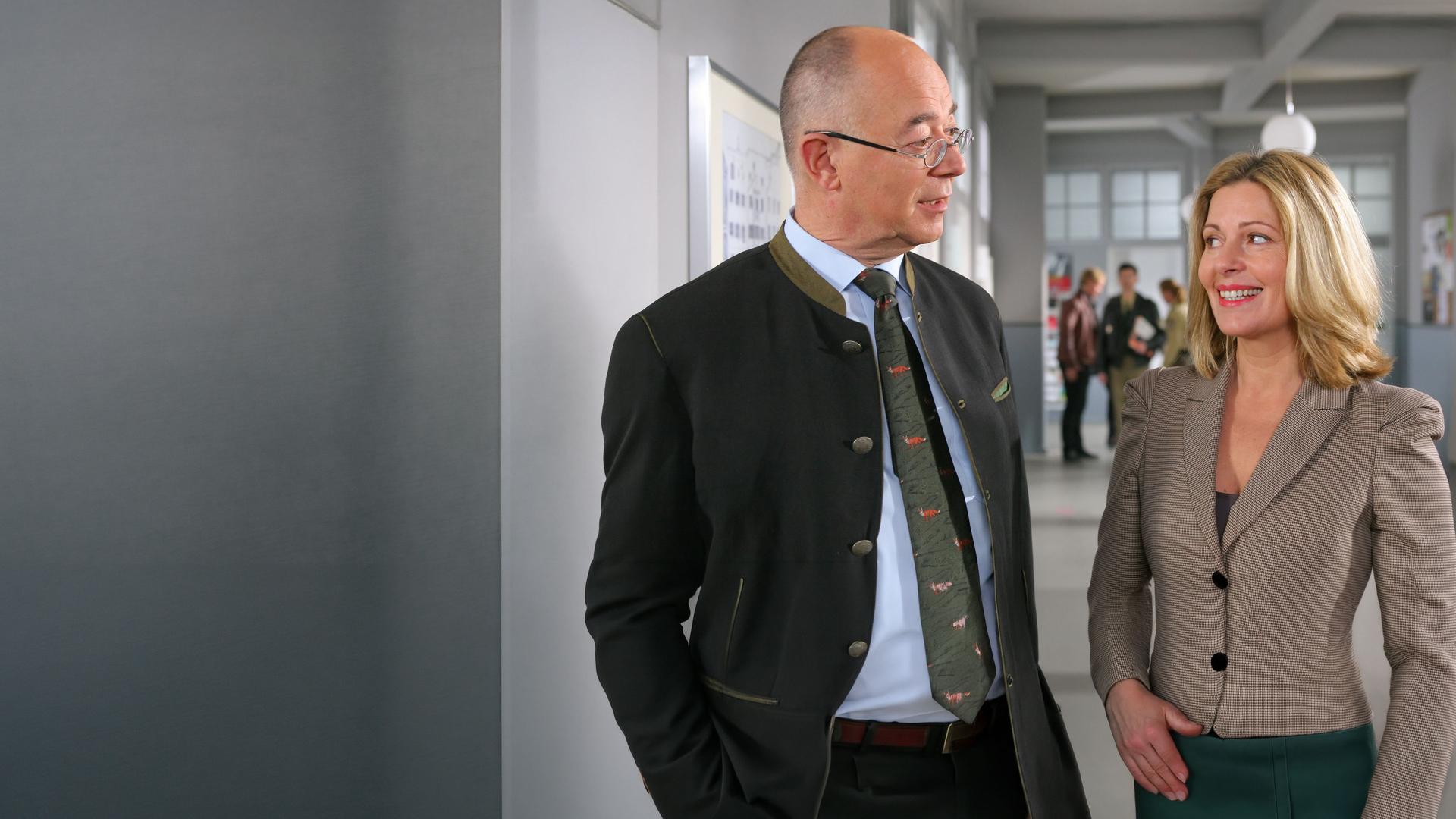 "Die Rosenheim-Cops - Bauernopfer": Im Flur des Kommissariats stehen Polizeidirektor Gerd Achtziger (Alexander Duda) und Marie Hofer (Karin Thaler).