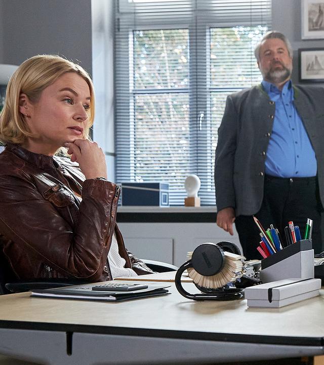 Kommissarin Winter (Vanessa Eckart) sitzt an ihrem Schreibtisch, sie hat den Kopf auf die rechte Hand gestützt und sieht Andreas Tennenlohe (Bijan Zamani) an, der ihr gegenüber sitzt. Im Hintergrund steht Kommissar Stadler (Dieter Fischer) neben einem Aktenregal am Fenster und verfolgt das Gespräch der beiden.