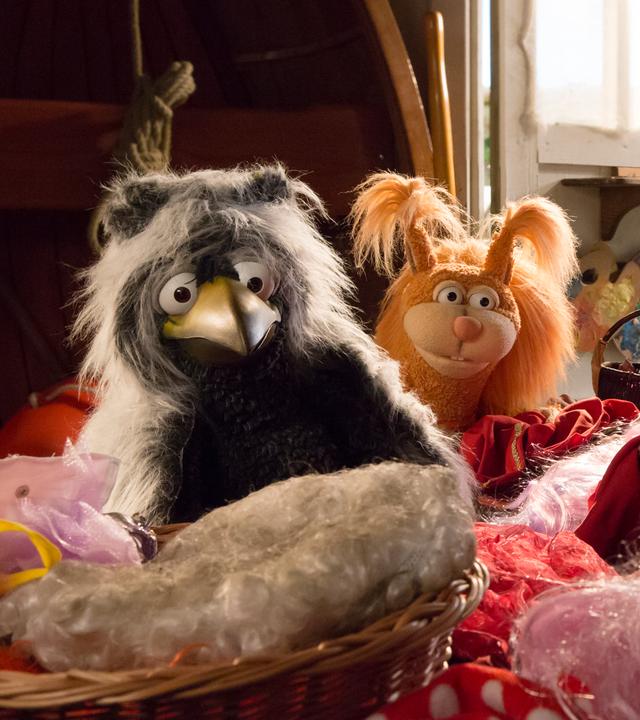 Rudi und seine Freunde haben sich verkleidet und spielen das Märchen Rotkäppchen nach.