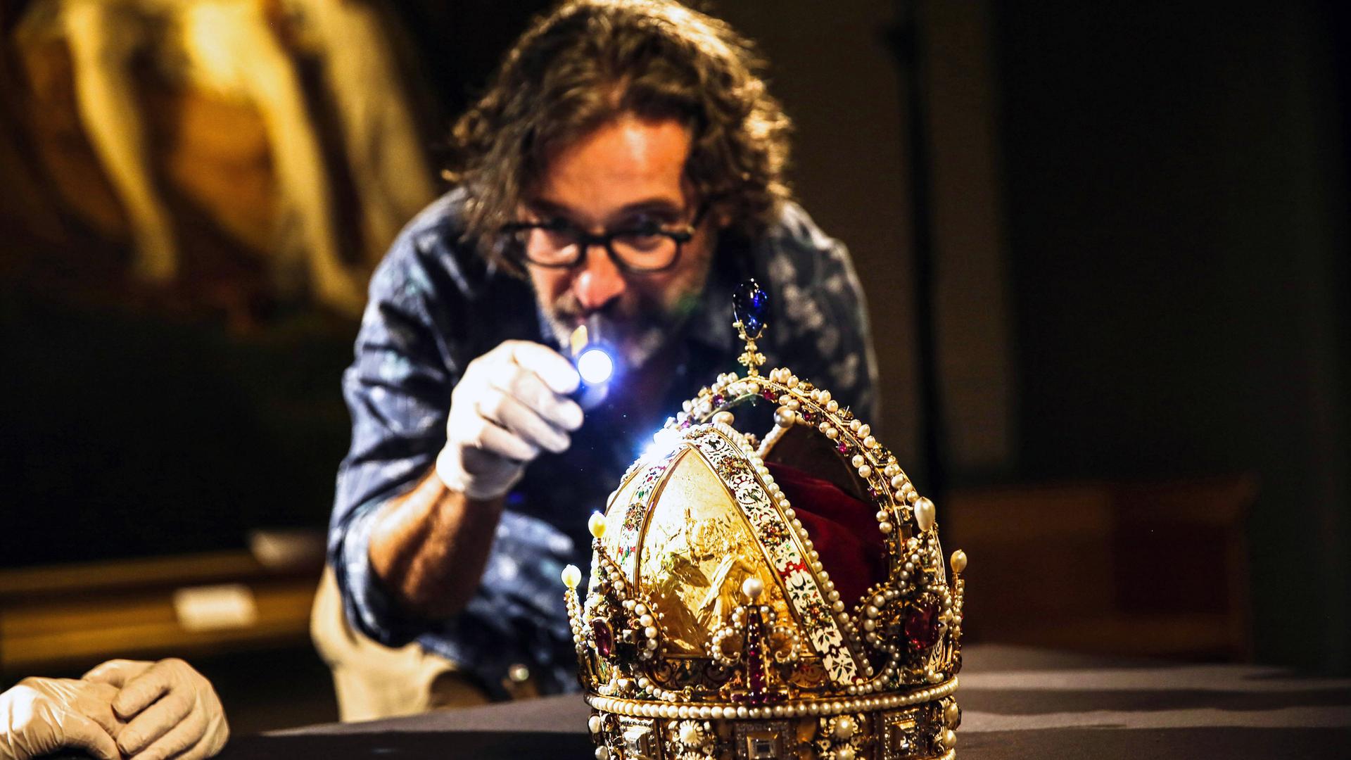 Kurator Paulus Rainer mit der Rudolfskrone