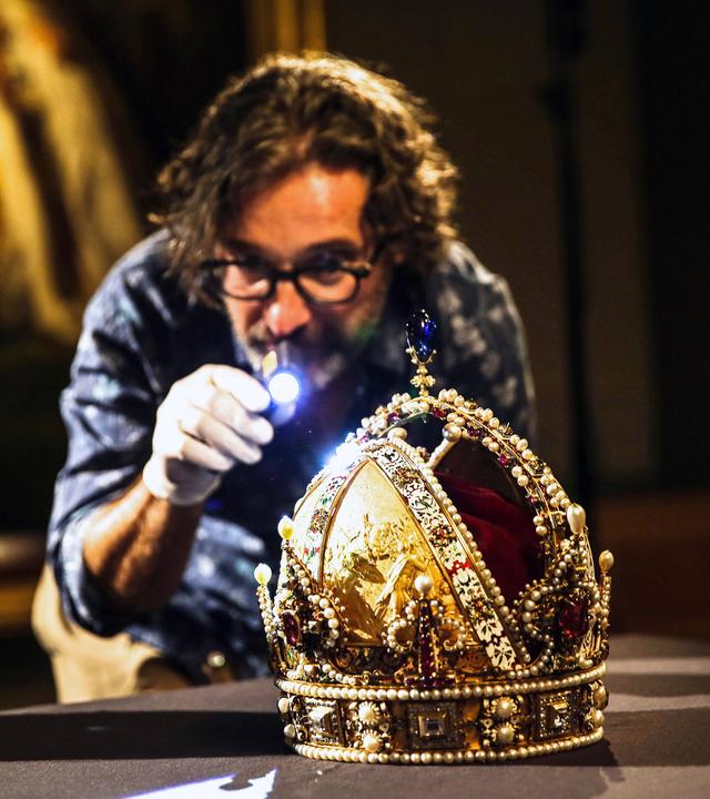 Kurator Paulus Rainer mit der Rudolfskrone