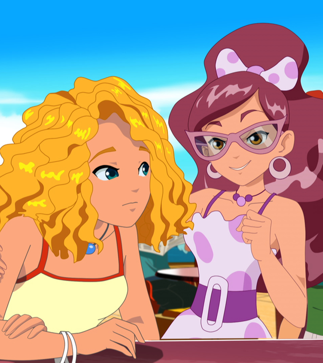 Miriam legt den Arm um Emma. Einige Freunde stehen um sie herum.