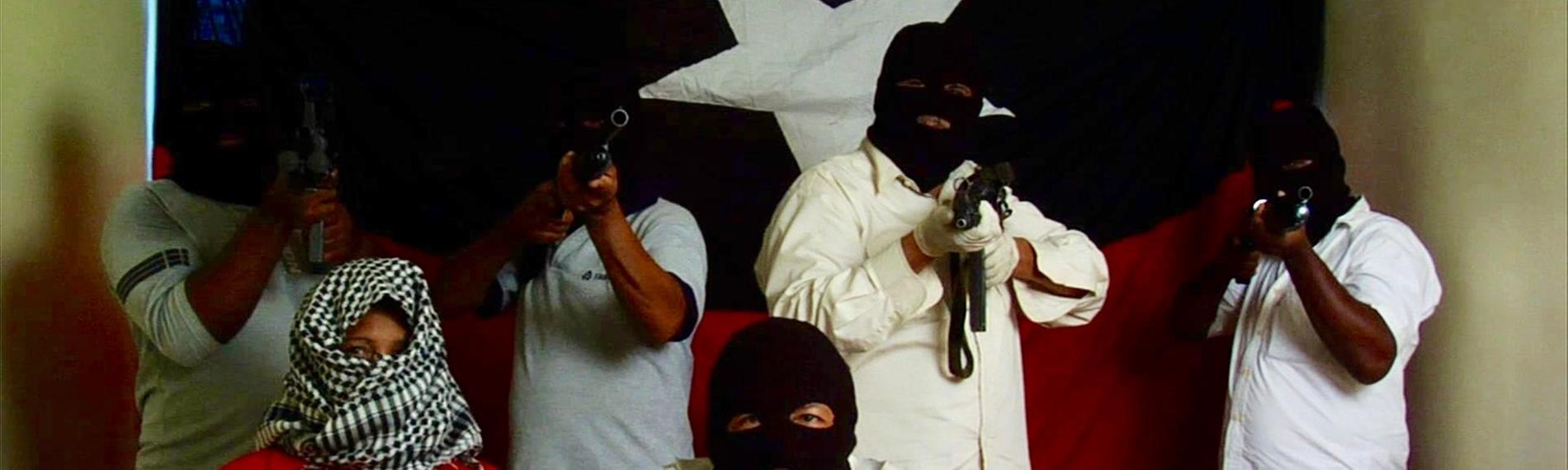 "Die Schlägertrupps des Präsidenten - Venezuela im Würgegriff von Stadtguerillas": Maskierte Männer mit Gewehren vor einer rot-blauen Flagge mit weißem Stern.