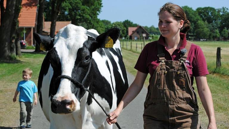 Die schöne Krista - Janine mit Kuh Krista