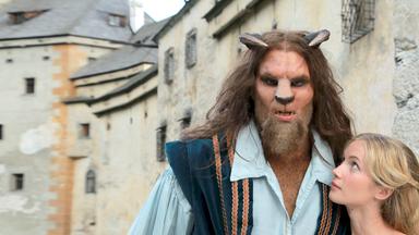 Die Schöne (Cornelia Gröschel) und das Biest (Maximilian Simonischek).