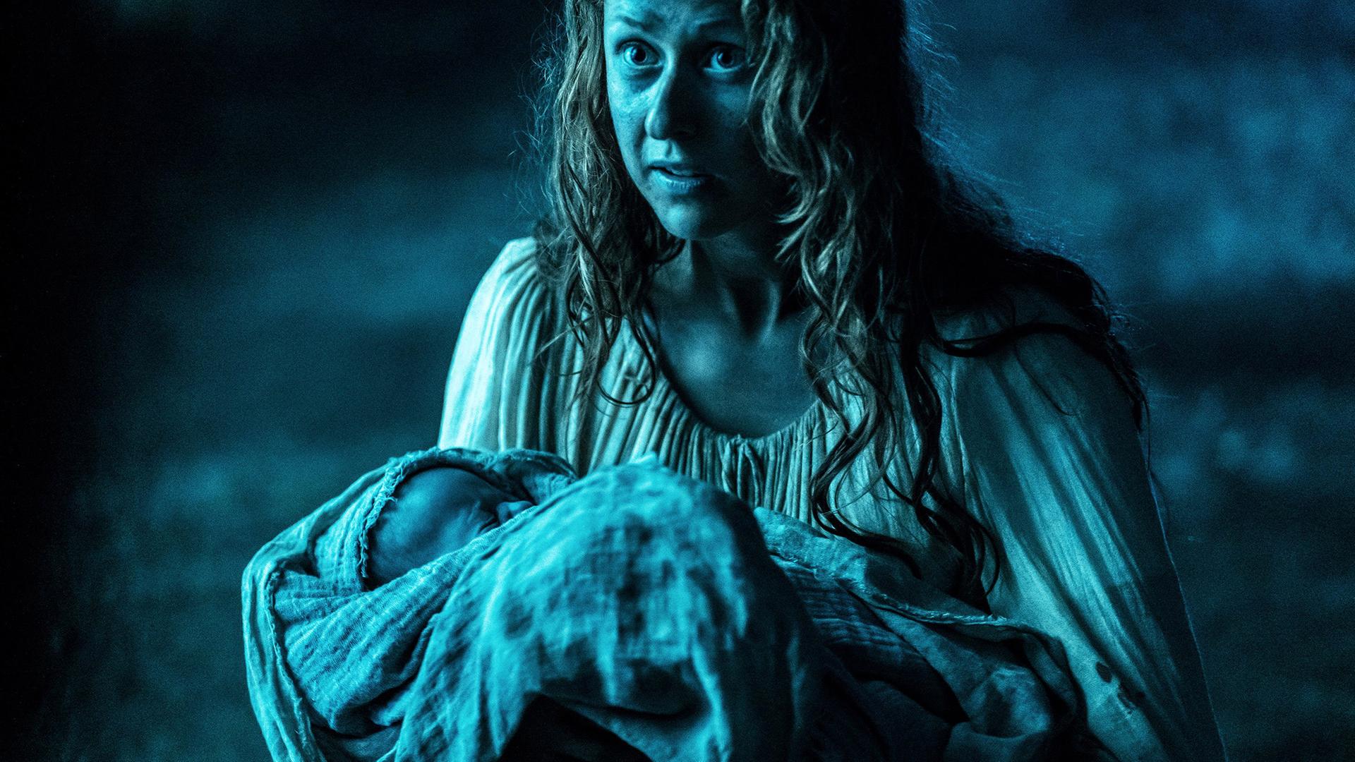 Eine Frau mit einem Baby im Arm