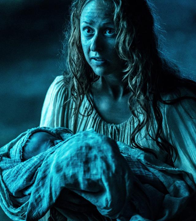 Eine Frau mit einem Baby im Arm