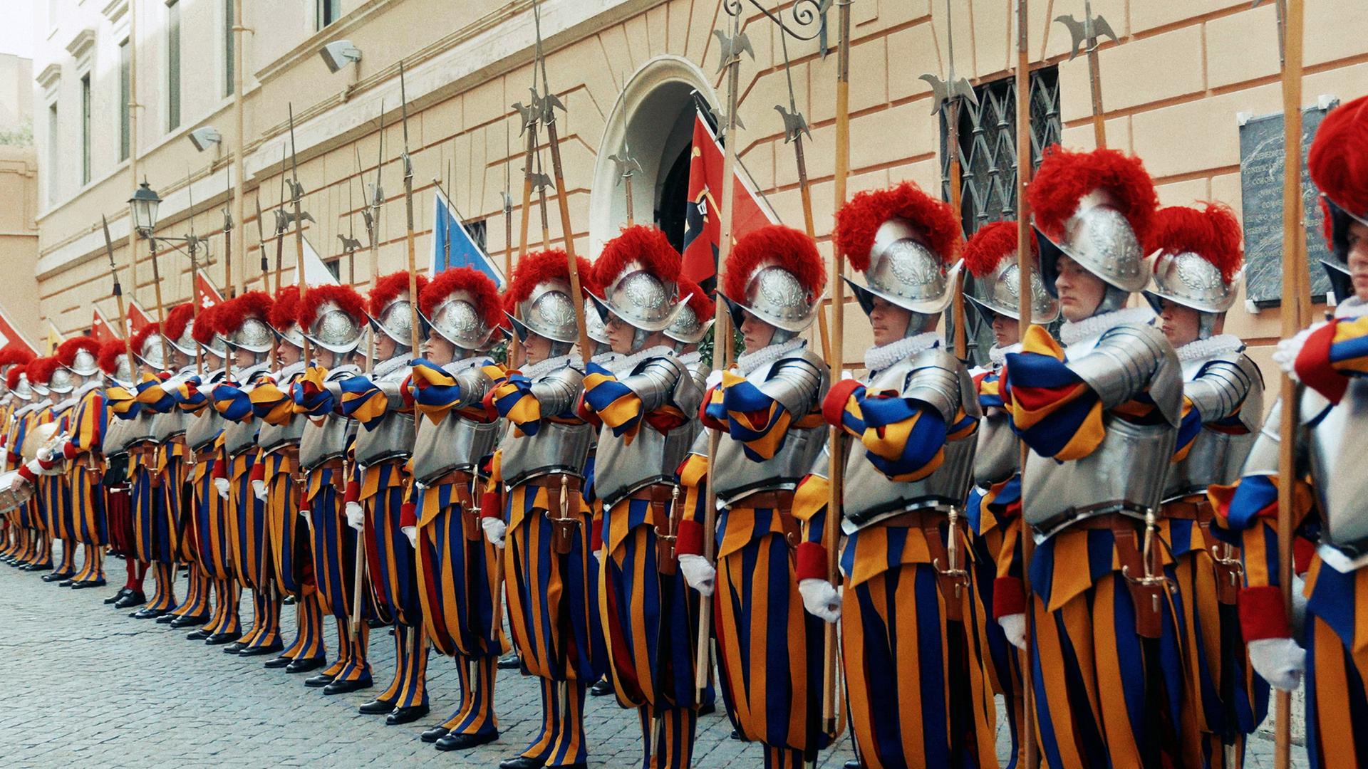 Die Schweizer Garde nebeneinander stehend in Reih und Glied 