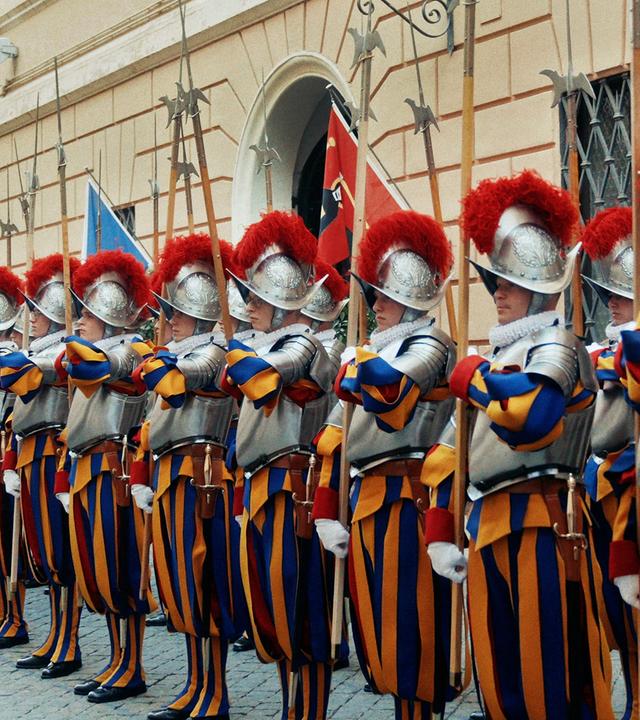 Die Schweizer Garde nebeneinander stehend in Reih und Glied 