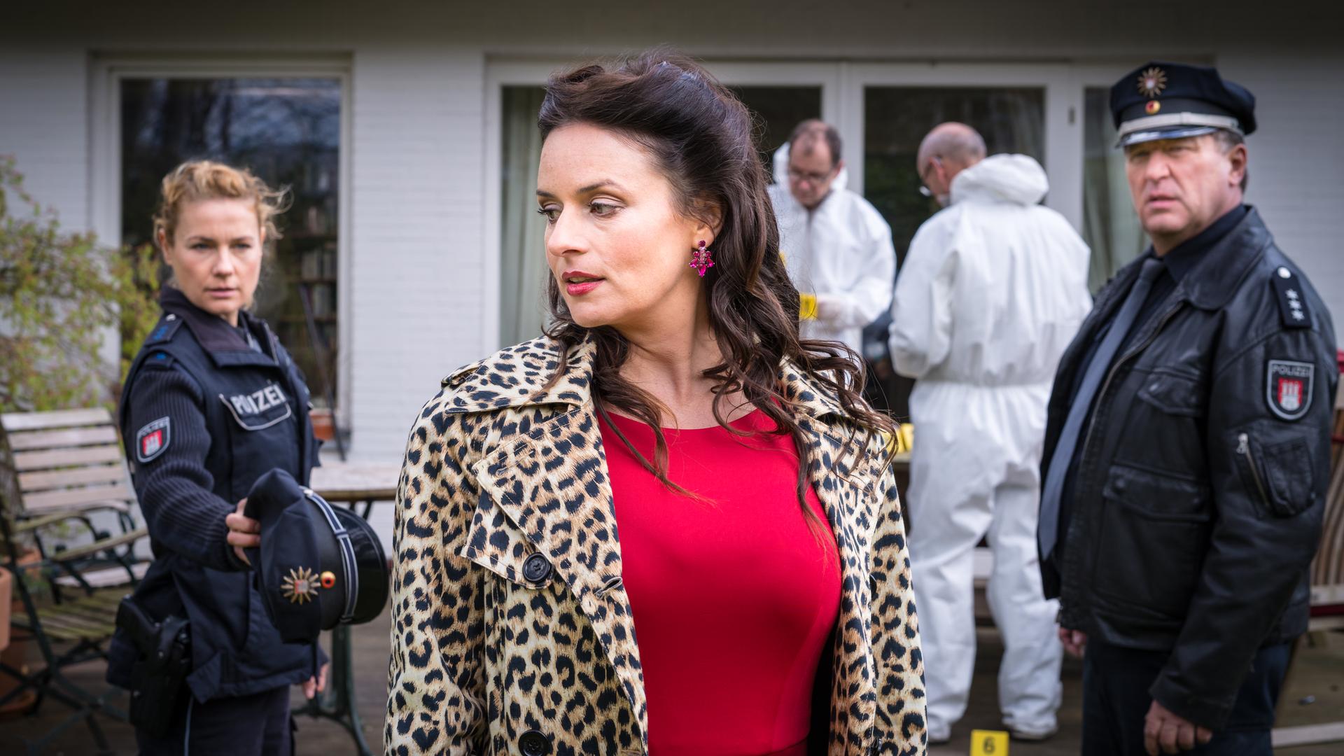 Andi (Angela Ascher, 2.v.l.) taucht bei ihrem Ex auf.