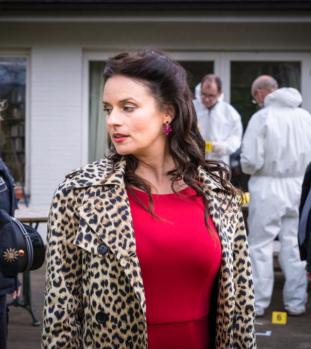 Andi (Angela Ascher, 2.v.l.) taucht bei ihrem Ex auf.