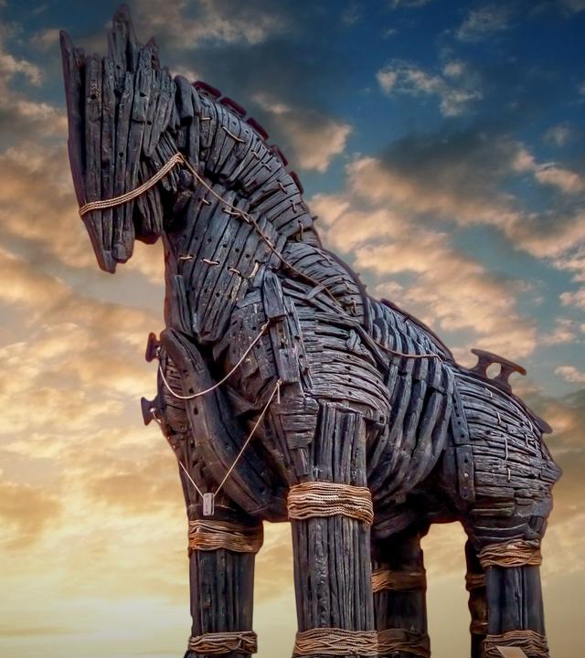 Vor einem wolkenbedeckten Himmel ist das trojanische Pferd aus der Froschperspektive zu sehen