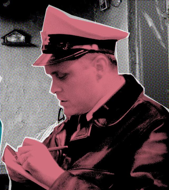 Fotomontage. Zwei blau eingefärbte Männer küssen sich. Daneben ist ein rosa eingefärbter Polizist zu sehen, der etwas auf einen Notizblock schreibt.