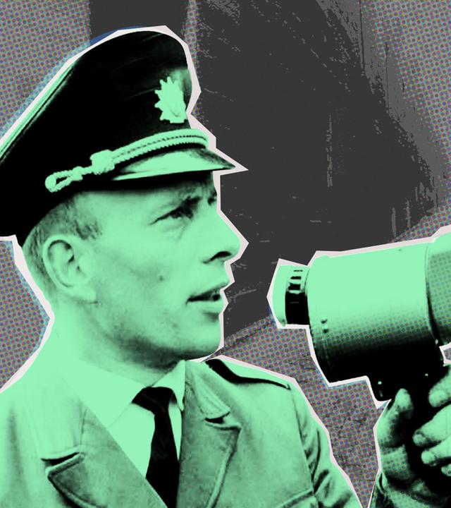 Fotomontage. Ein grün eingefärbter Polizist in Uniform spricht in ein Megafon, das er in der Hand hält. Daneben ist eine rötlich eingefärbte Frau in einem Pelzmantel zu sehen.