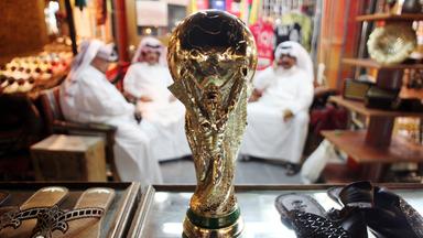 Zdfinfo - Die Skandal-wm - Wie Katar Den Fußball Kauft