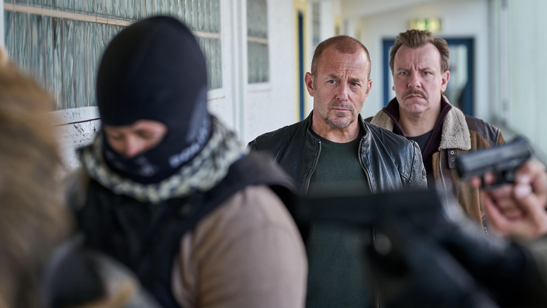 "Die Spur der Mörder": Im Treppenhaus. Ingo Thiel (Heino Ferch) und Winnie (Ronald Kukulies) stehen hinter dem SEK- Einsatzkommando, dessen Männer ihre Waffen bereithalten.
