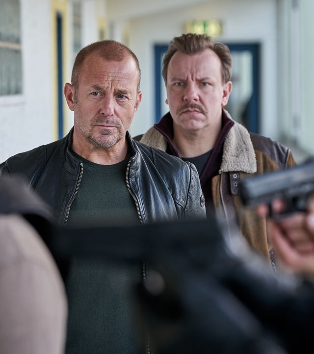 "Die Spur der Mörder": Im Treppenhaus. Ingo Thiel (Heino Ferch) und Winnie (Ronald Kukulies) stehen hinter dem SEK- Einsatzkommando, dessen Männer ihre Waffen bereithalten.