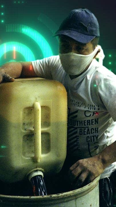 Montage: Vor dem Sendungslogo entleert ein Mann mit Maske einen Kanister mit dunkler Flüssigkeit in eine Tonne. Daneben ist auf einer Seite eine grüne Pflanze, auf der anderen Seite eine Hand mit Rasierklinge über Kokainpulver.