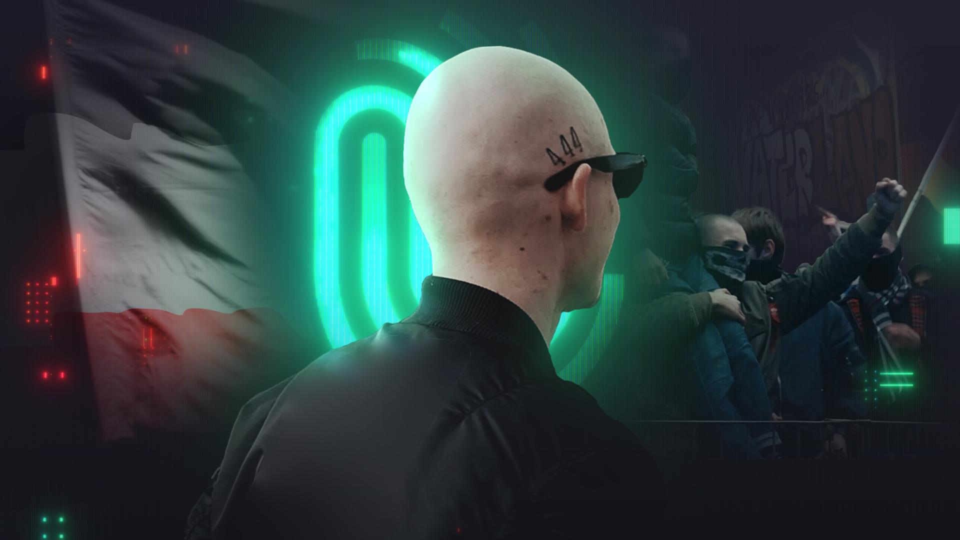 Mann mit Glatze und 444 Tattoo von der Rücksite, vor Spur-Logo und Reichsflagge sowie rechten Demonstrierenden 