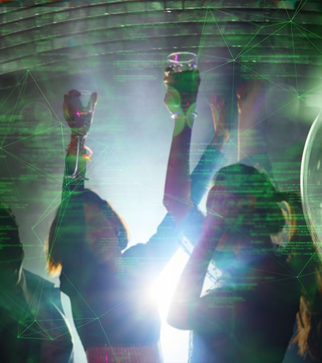 Glas mit Pipette. Im Hintergrund tanzende Menschen und buntes Licht. 