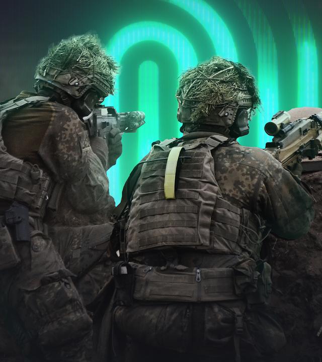 Zwei Bundeswehr-Soldaten knien vor einem Panzer und zielen mit ihrem Gewehr. Im Hintergrund Spur-Logo