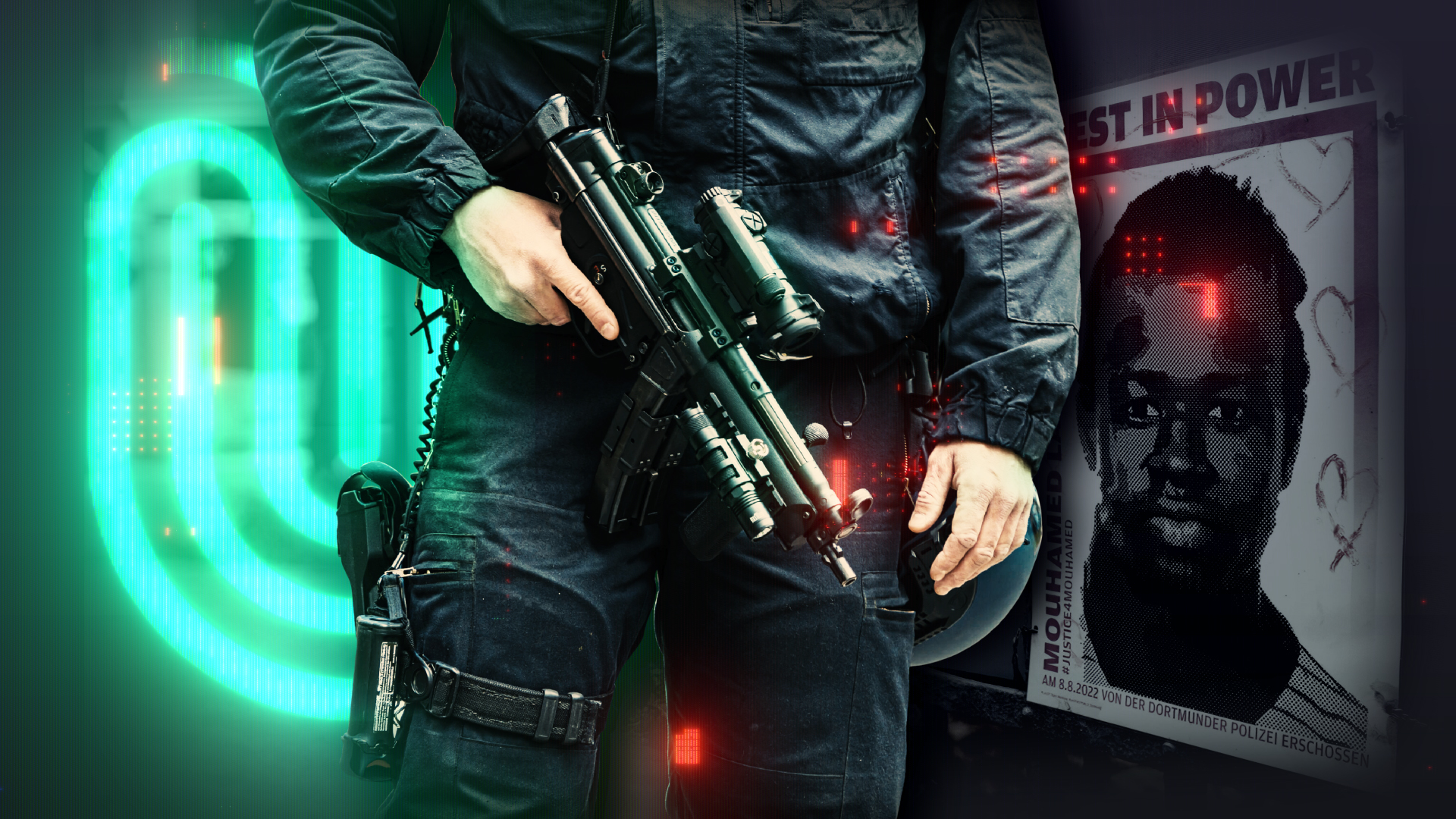 Im Vordergrund steht ein Polizist mit Maschinenpistole in der Hand, dahinter links das grün leuchtende Spur-Logo, rechts sieht man ein Plakat, auf dem Mouhamed zu sehen ist.