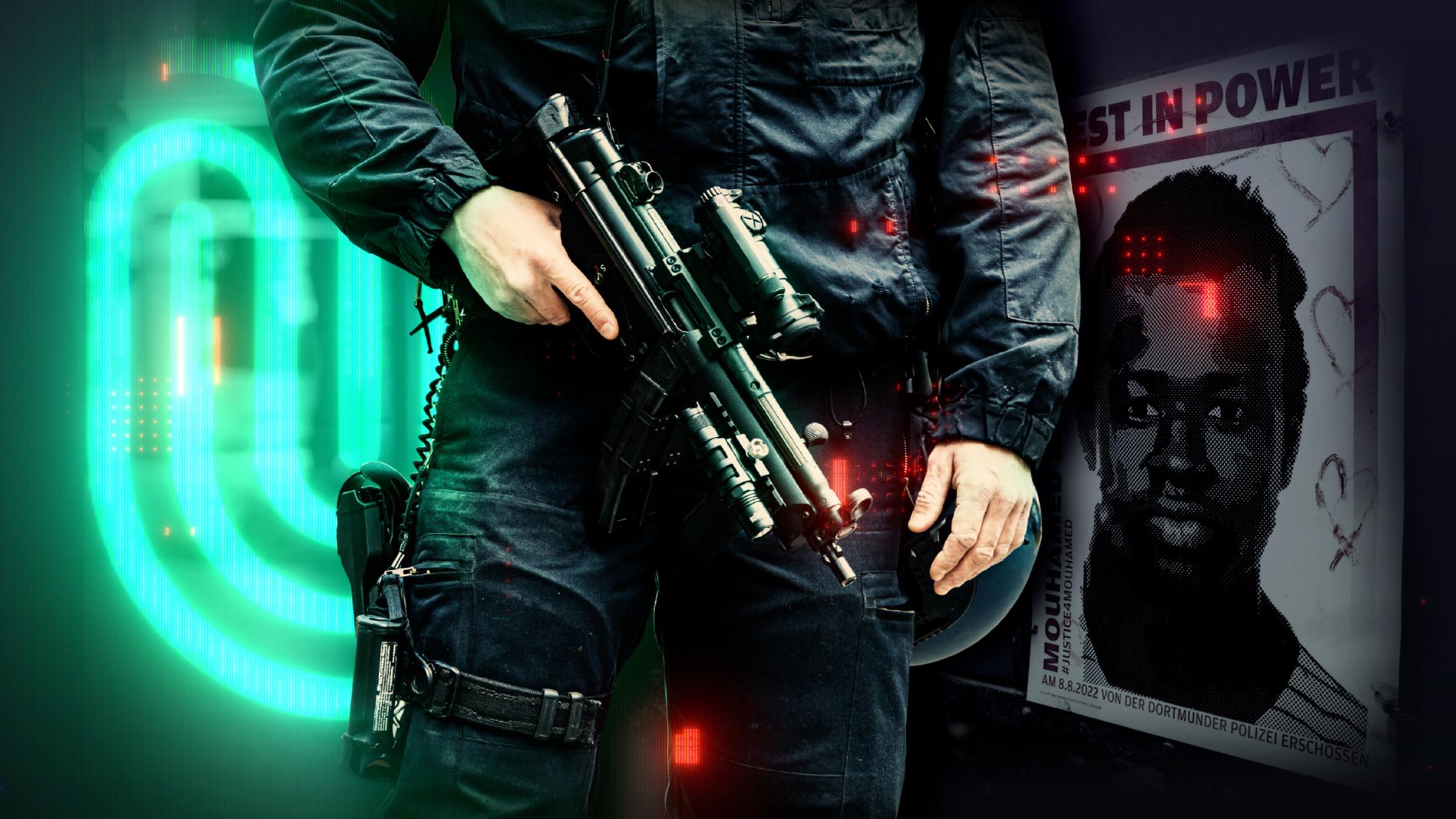 Im Vordergrund steht ein Polizist mit Maschinenpistole in der Hand, dahinter links das grün leuchtende Spur-Logo, rechts sieht man ein Plakat, auf dem Mouhamed zu sehen ist.