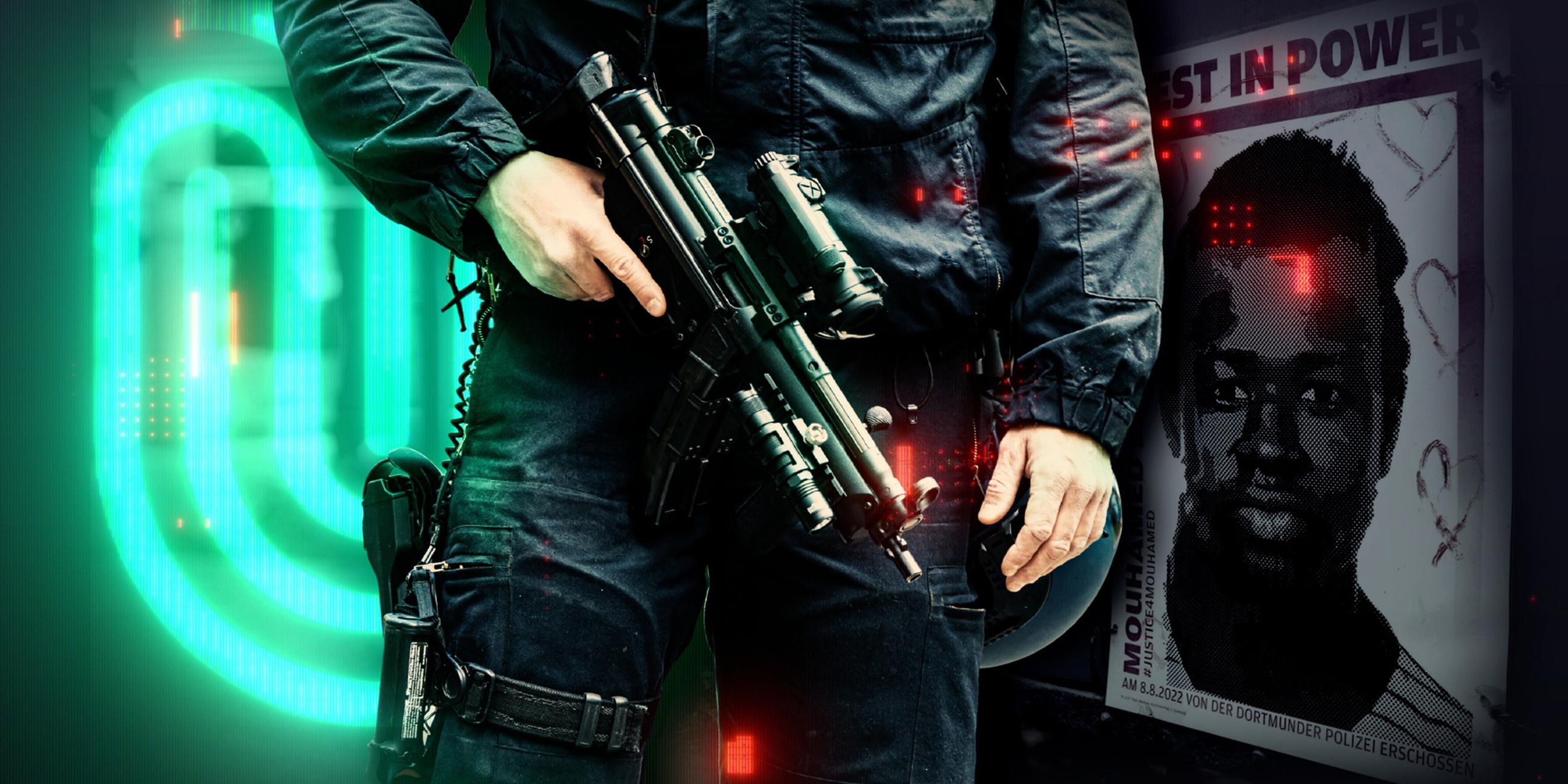 Im Vordergrund steht ein Polizist mit Maschinenpistole in der Hand, dahinter links das grün leuchtende Spur-Logo, rechts sieht man ein Plakat, auf dem Mouhamed zu sehen ist.