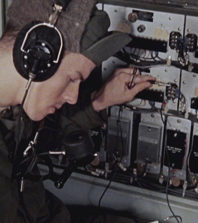 "Die Stadt unter dem Eis - Kalter Krieg auf Grönland": Ein Soldat mit Kopfhörern.