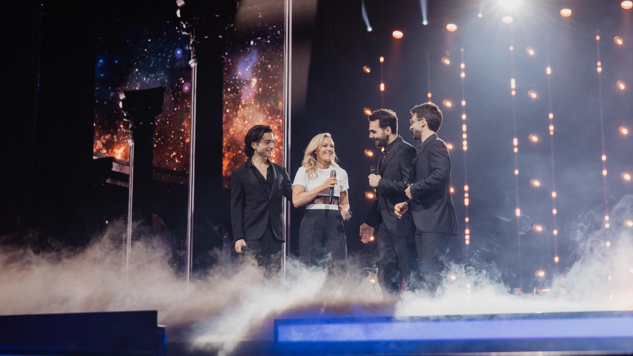 "Die Helene Fischer Show": Die italienischen Tenöre Il Volo umringen Helene Fischer. Sie sind in ein Gespräch vertieft.