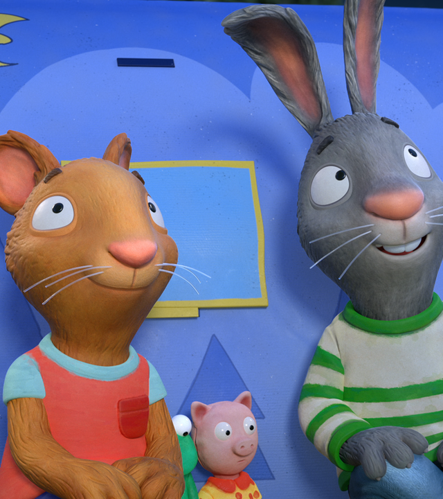 Pip und Posy sitzen vor ihrem Zelt und sehen in den Himmel. Zwischen ihnen sitzen Froschi und Schweinchen.