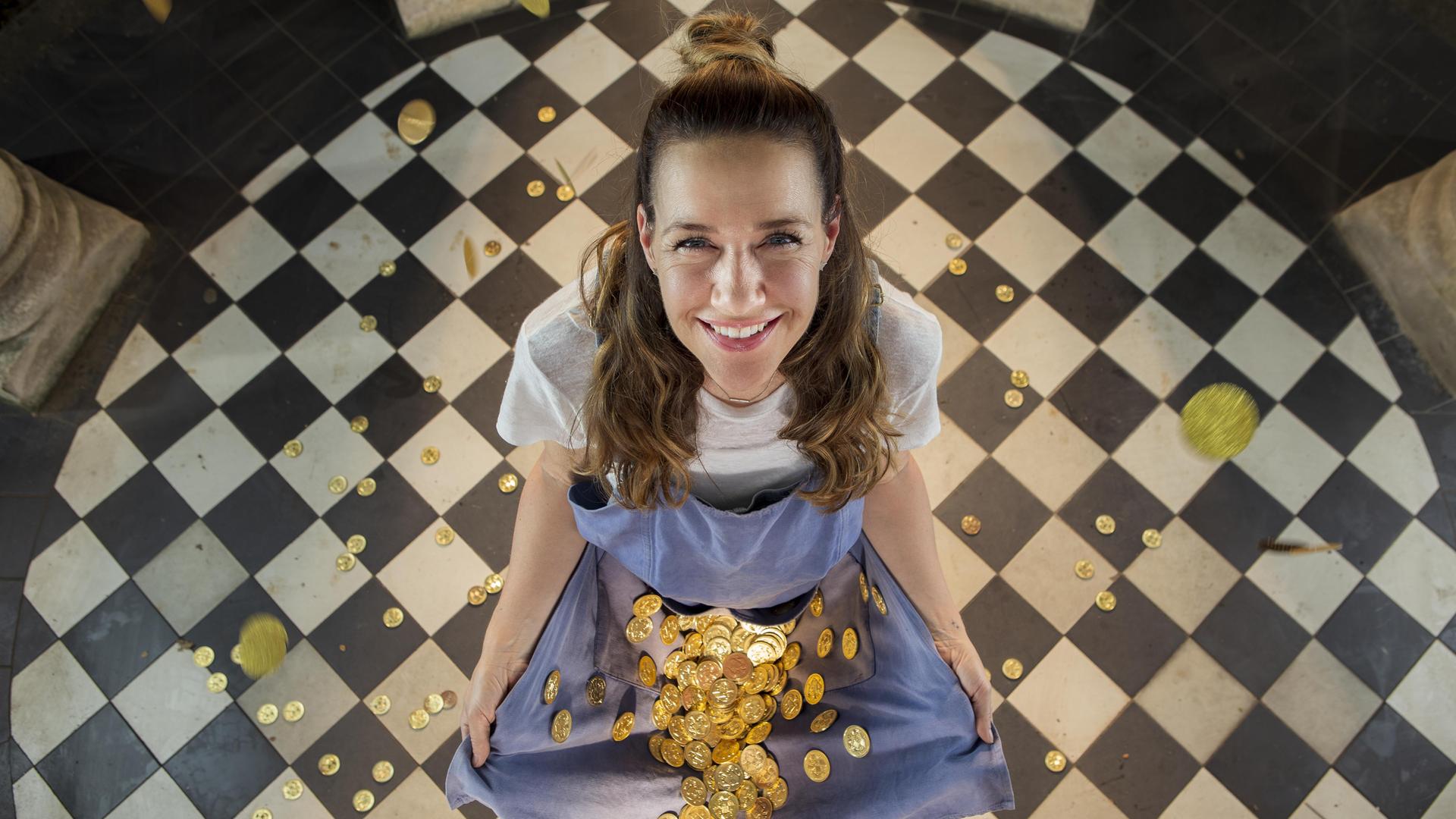 "Die Sterntaler des Glücks": Katja (Alexandra Neldel) hat ihre Schürze ausgebreitet und Goldtaler regnen in diese hinein.