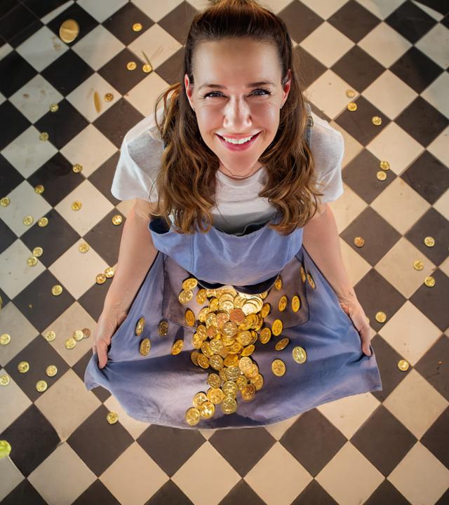 "Die Sterntaler des Glücks": Katja (Alexandra Neldel) hat ihre Schürze ausgebreitet und Goldtaler regnen in diese hinein.