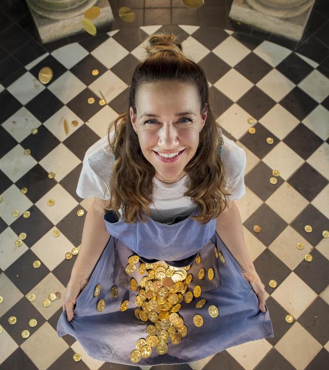 "Die Sterntaler des Glücks": Katja (Alexandra Neldel) hat ihre Schürze ausgebreitet und Goldtaler regnen in diese hinein.