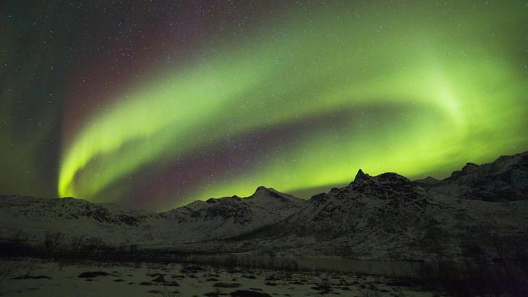 Die Straßenlaternen in Reykjavik sind aus. In der Nacht konnten Einheimische und Touristen in Island das Himmelschauspiel beobachten.